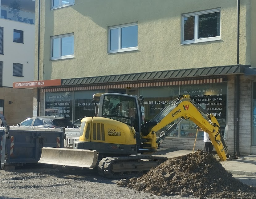 Bagger vor der Ladentüre