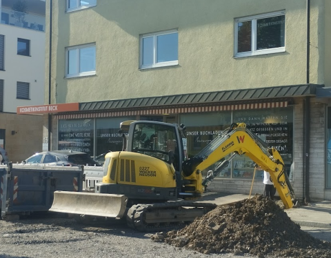 Bagger vor der Ladentüre